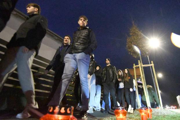 Bjelovar: Zapaljene svijeće u sjećanje na Vukovar 