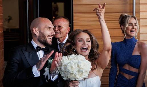 VIDEO Pogledajte ludu fe&scaron;tu na vjen&ccaron;anju igra&ccaron;a Hajduka. Pjevali i plesali ispred crkve