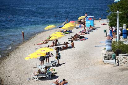 Gradska plaža Banj u Šibeniku je omiljena plaža za kupanje