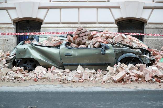 Zagreb: Ulice u centru grada, većina trgovina je zatvoreno, a prolaznika je vrlo malo