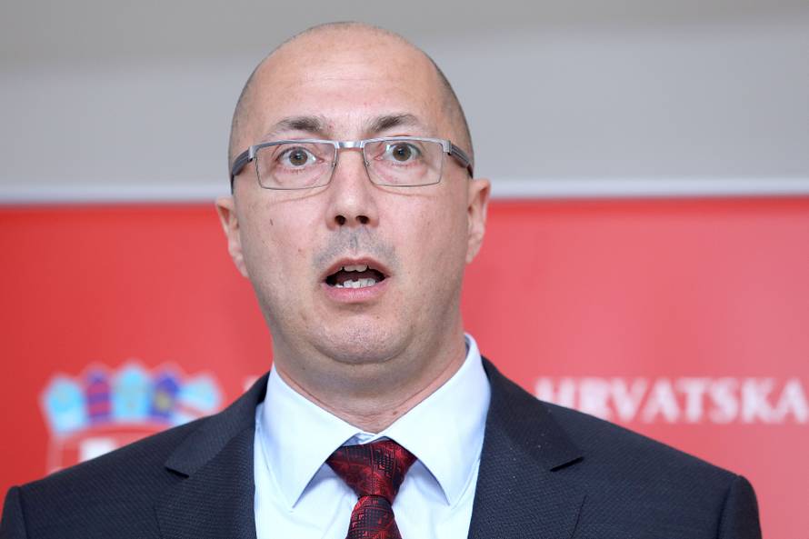 Kovačić nije podnio ostavku, ali je pokazao da više nije ministar