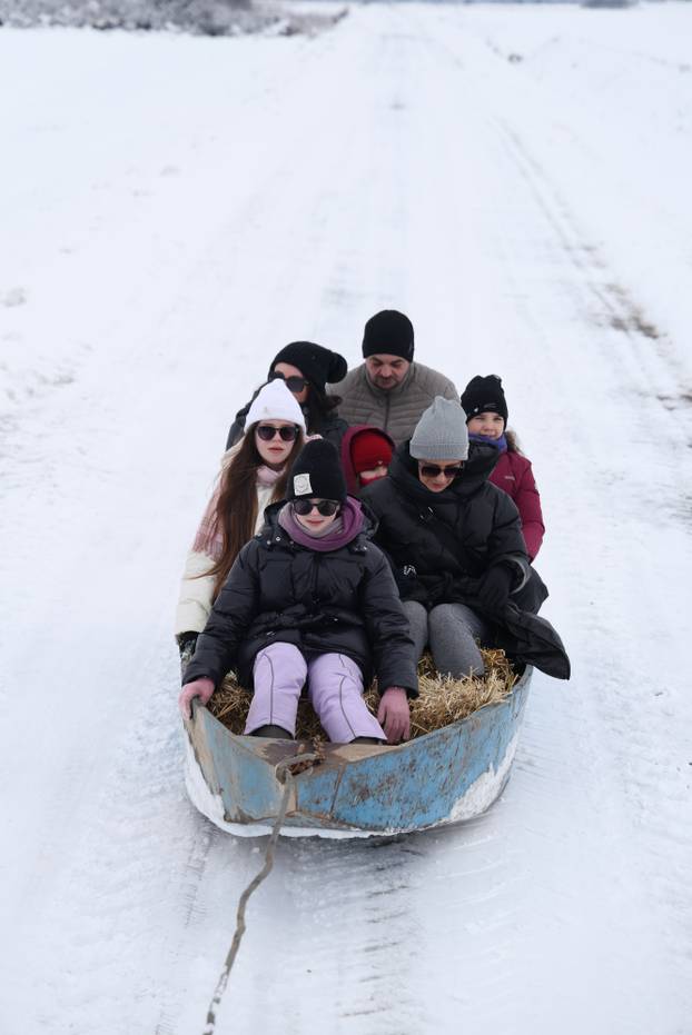 Karadžićevo: Vožnja čamcem po snježnim poljima