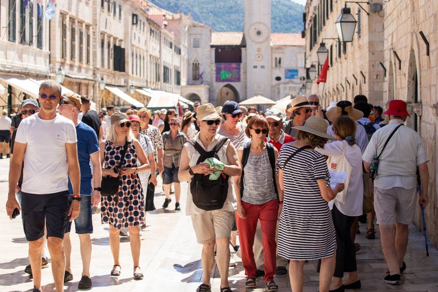 Visoke temperature i turističke gužve u Dubrovniku