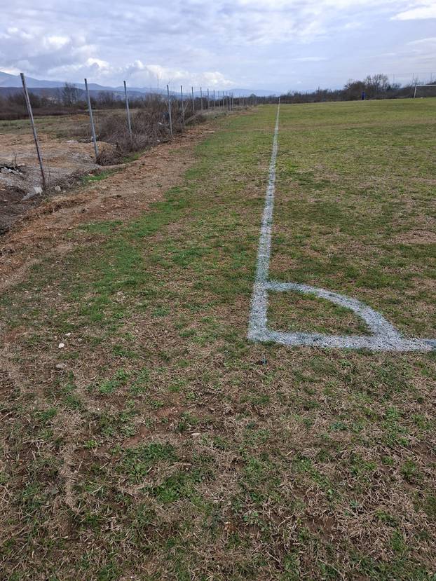 FOTO Sramota u Hrvacama. Ovo je nogometni teren?! Javio se savez, pogledajte što su našli