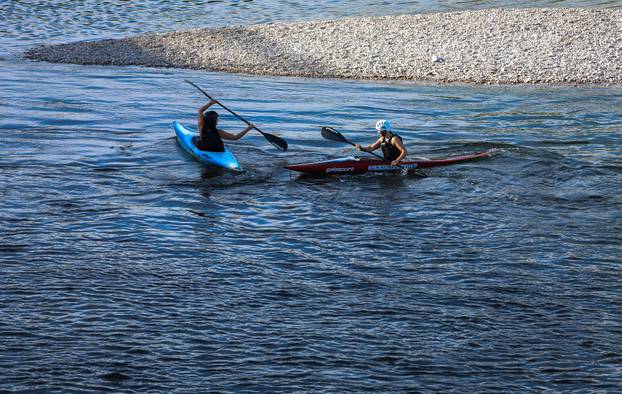 Zagreb: Kajakašice i kajakaši uživaju u Savi čiji je nizak vodostaj otkrio sprudove