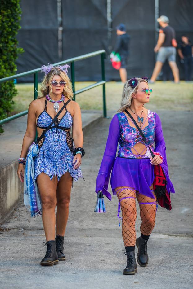 Split: Okupljanje posjetitelja prije otvaranja 10. Ultra Europe festivala