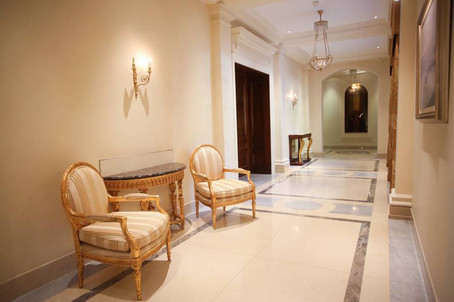 'Kulmerovi dvori idealni su za predstaviti komediju apsurda'