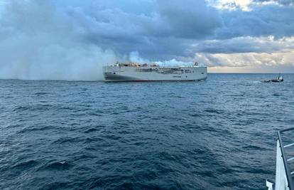 FOTO Na brodu kod Nizozemske gori 500 električnih auta: Poginuo jedan član posade