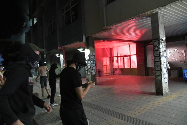 Valjevo: Grupa maskiranih muškaraca u prosvjedu zapalila prostor Gradske uprave