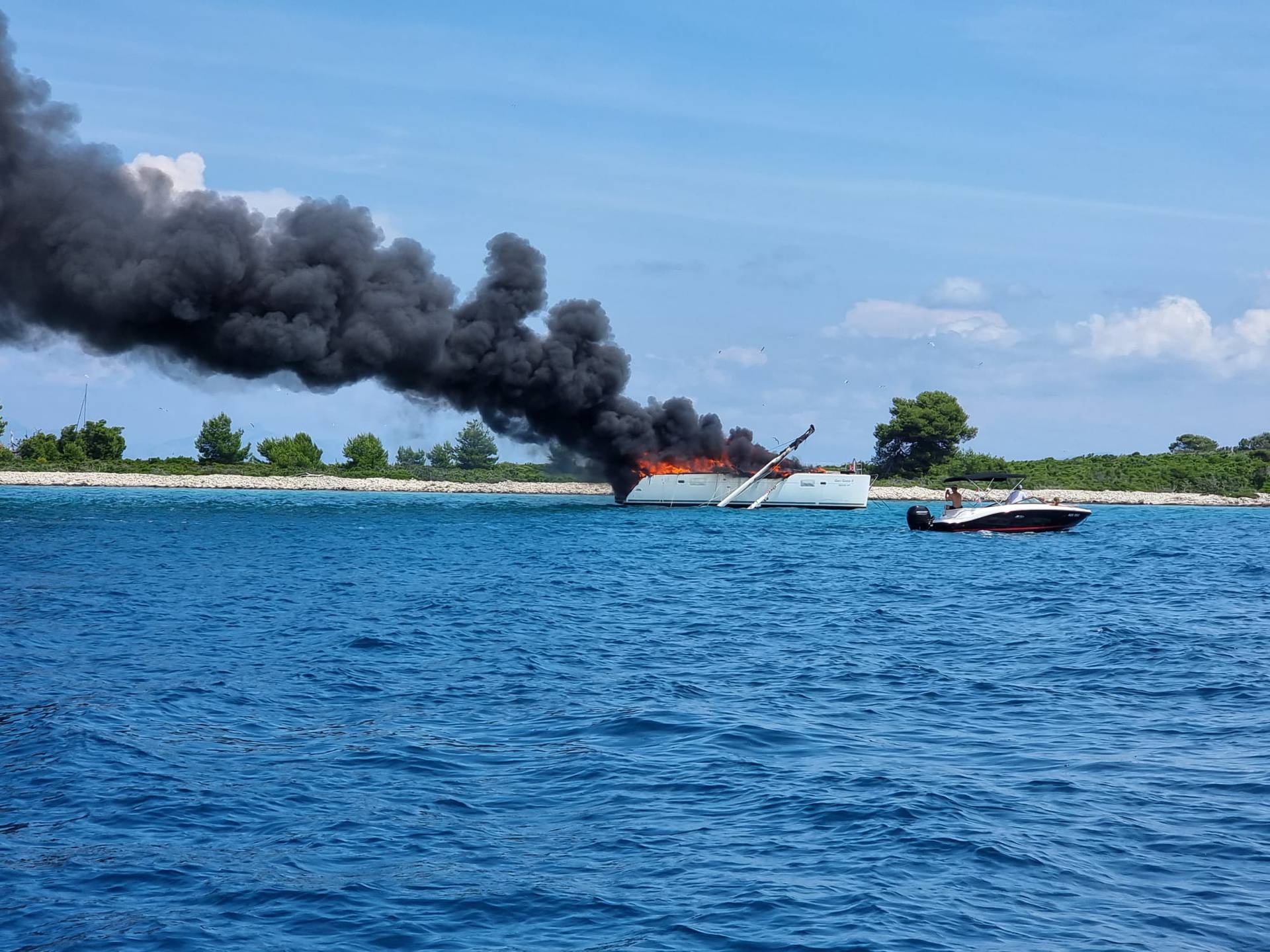 FOTO U blizini Trogira izgorio katamaran: Na njemu bilo 10 putnika, nema ozlijeđenih