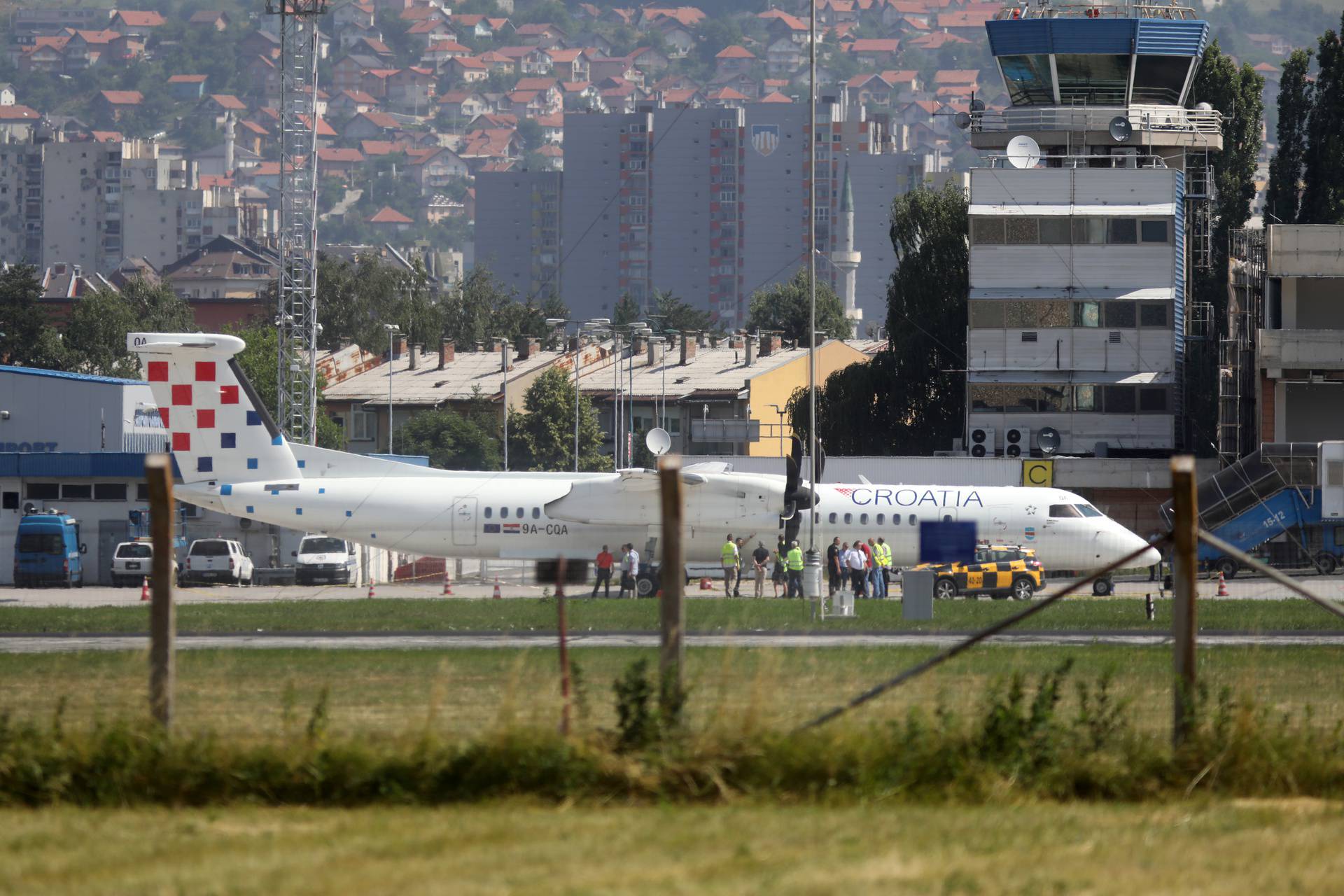 Oštećen zrakoplov Croatia Airlinesa na letu za Sarajevo, sumnja se na vatreno oružje