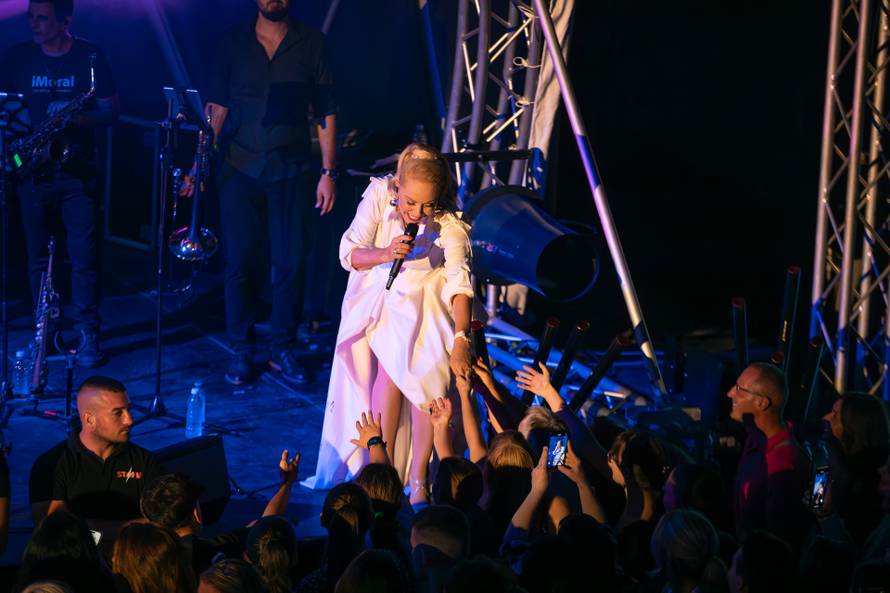 Tisuće obožavatelja stiglo na koncert Lepe Brene na Krku