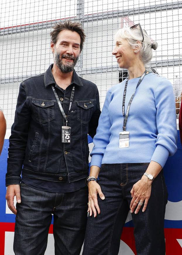 MotoGP Sachsenring: Keanu Reeves s djevojkom na motoutrci