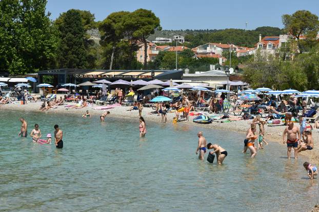 Vodice: Turisti uživaju na plažama i u obilasku grada