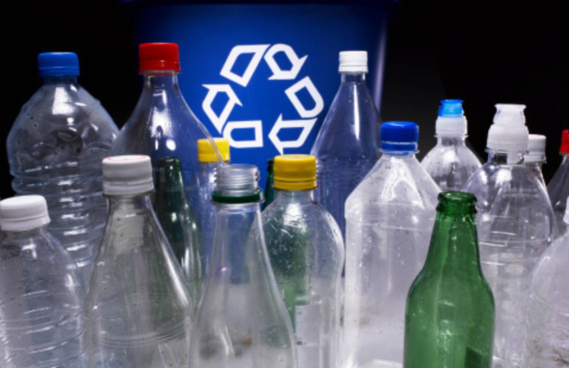 Средством можно пластиковые. Пластиковая бутылка. Пластиковые бутылки отходы. Утилизация пластиковых бутылок. Переработка пластиковых бутылок.