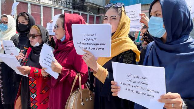 Žene i djevojčice Kabula na prosvjedu zahtijevaju svoja prava na rad i školovanje