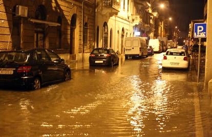 Poplavili Hvar i Rijeka, Šibenik bio bez struje, čuli i eksplozije