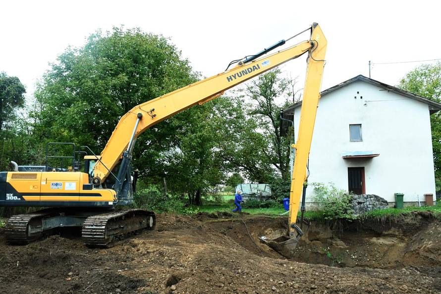 Započelo zatrpavanje rupa u Mečenčanima koje su nastale tijekom potresa