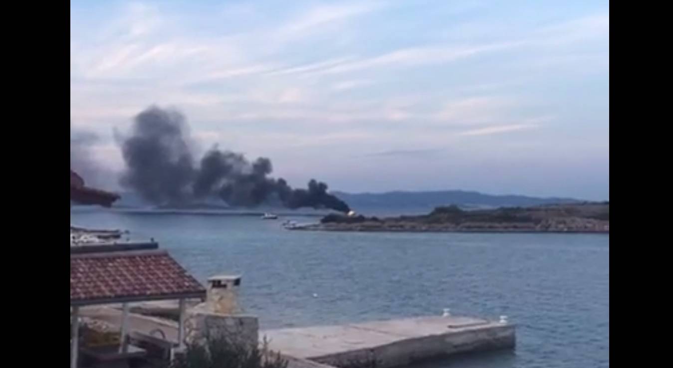 Buknuo požar na gliseru: 'Ljudi su uspaničeno skakali u more'