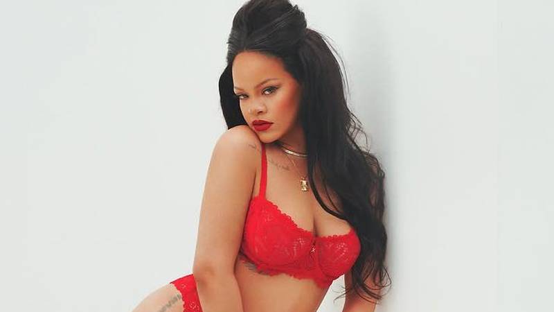 FOTO Vruća Rihanna se skinula i pokazala čipkasto donje rublje
