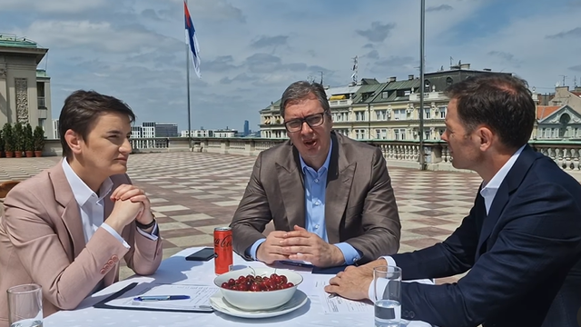 VIDEO Vučić se obraća s krova zgrade: 'U srijedu ćemo objaviti izvanredne vijesti za građane'