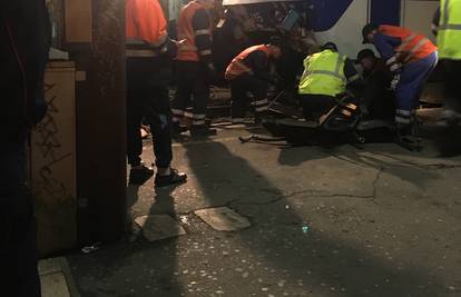 Radnici HŽ-a popravljaju vlak koji se popodne zabio u beton