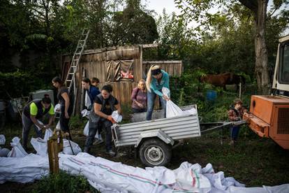 FOTO Mađarska čeka poplavu: Mlade jahačice su odvele konje na sigurno pa malo vježbale...