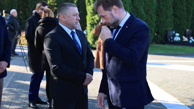 Vukovar: Ministar obrane položio je vijenac na Memorijalnom groblju žrtava iz Domovinskog rata uoči Svi svetih