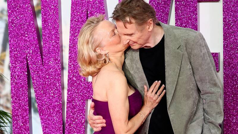 Liam Neeson in Pamela Anderson na premieri filma 'Goli pištolj' v Londonu sprožila govorice o romanci