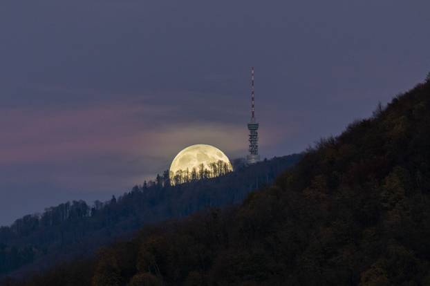 Zagreb: Pun Mjesec izlazi iza sljemenskog tornja