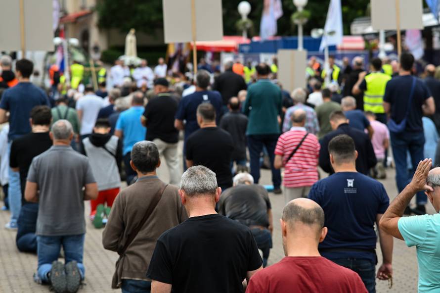 Zagreb: Muška molitva krunice na Trgu bana Josipa Jelačića