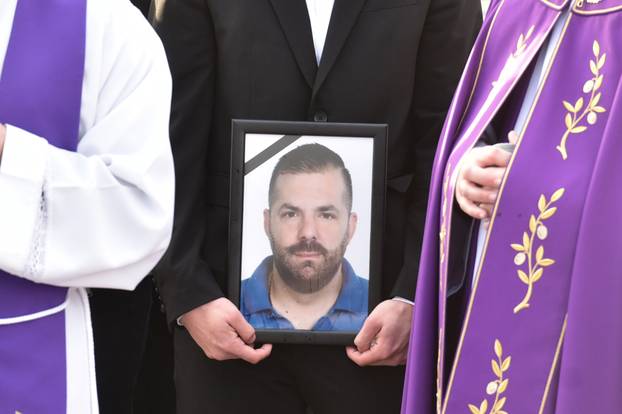 Zadar: Posljednji ispraćaj preminulog zadarskog pjevača Davida Ricova