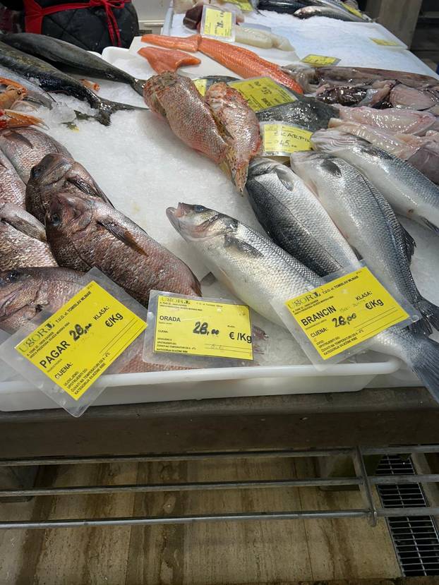 FOTO Građani šokirani! Za kilu janjetine 20 eura, rajčice po 7, a orada na Dolcu čak 28 eura