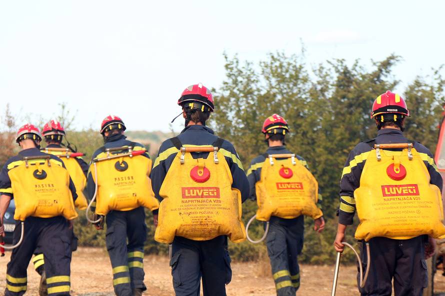 Evakuirali stanovnike sela kod Drniša: 'Ovo je velika nesreća'