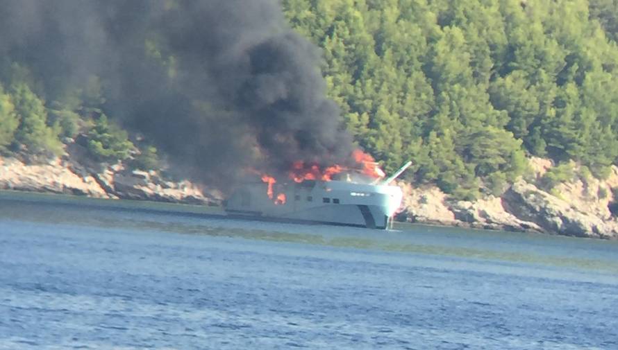 Pogledajte video: Planula jahta kod Dubrovnika, spasili 13 ljudi