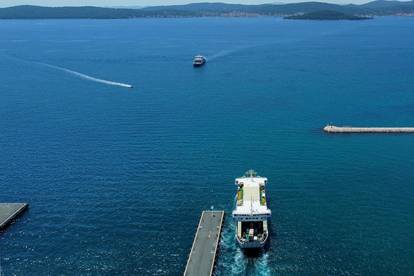 Zadar: Pogled iz zraka na gužvu u trajektnoj luci Gaženica