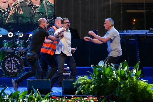FOTO Incident na obilje&zcaron;avanju  obljetnice ustrojavanja vojske: Mu&scaron;karac utr&ccaron;ao na pozornicu!
