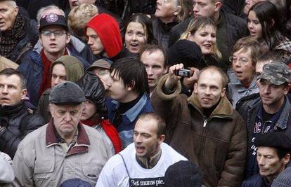 Latvija: Tisuće građana traži ostavku premijera