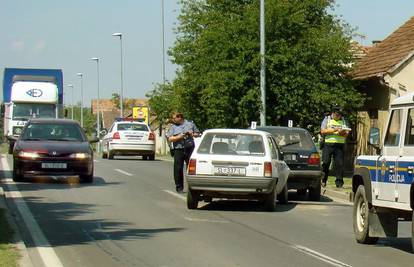Slatina: Zaobilazio kolonu vozila pa se zabio u Golf