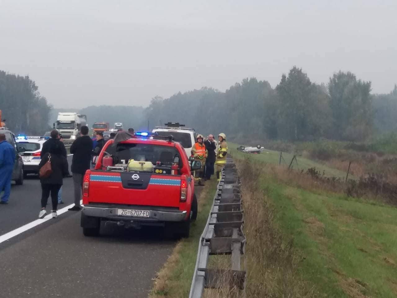 Užas: Pretrčavao je autocestu, a na njega naletjeli automobili