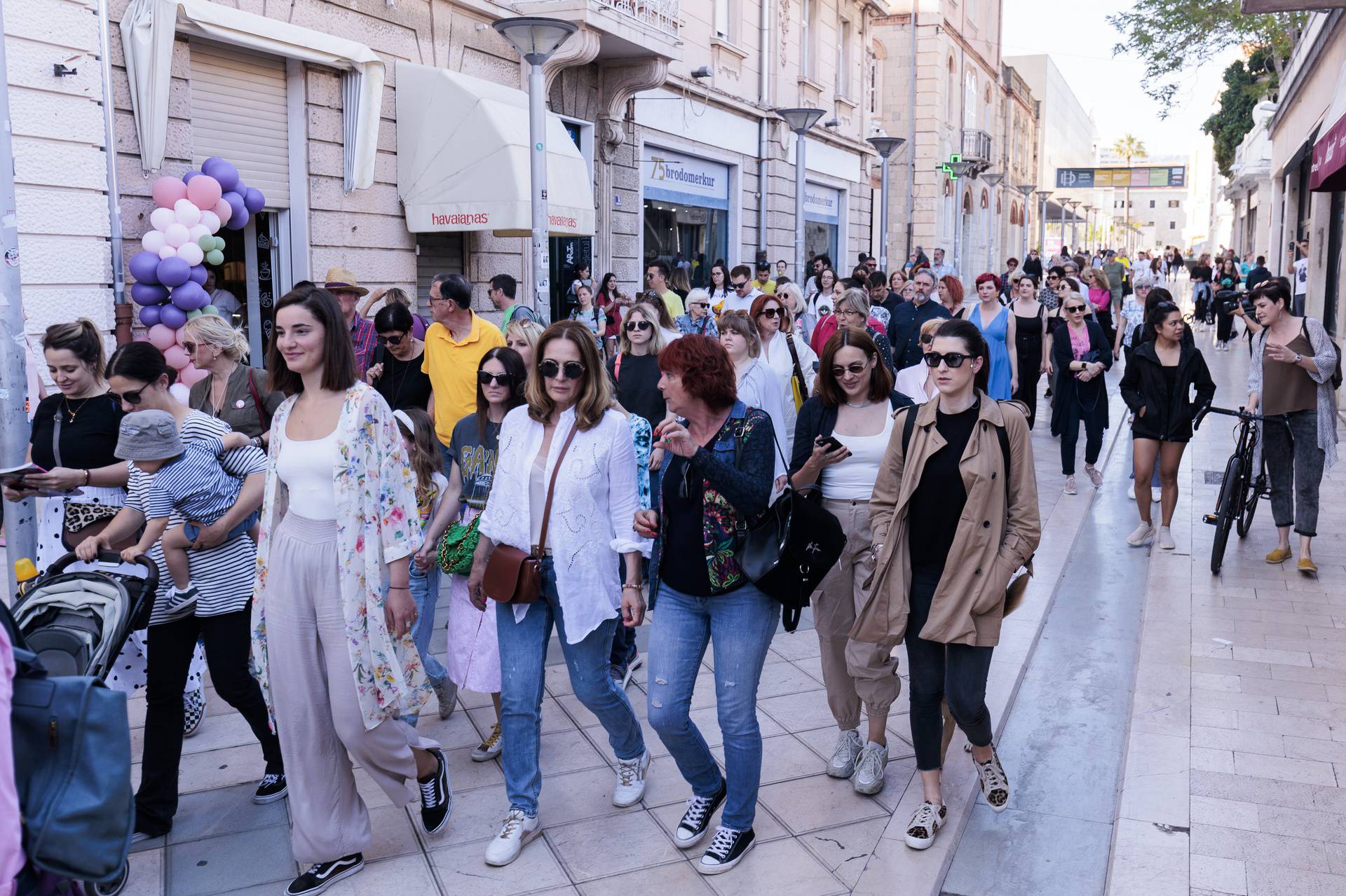 Prosvjed pod nazivom "Dosta! Uništavanja javnog zdravstva i zanemarivanja zdravlja žena!" održan u Splitu