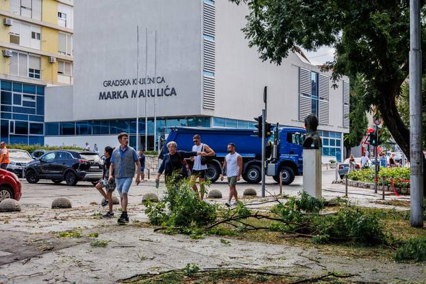 Nevrijeme poharalo Split, vatrogasci imaju pune ruke posla
