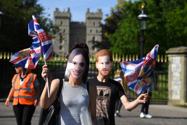Royal fans wear masks of Britain