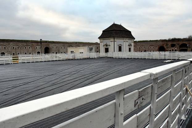 FOTO Slavonski Brod oblači svoje božićno ruho: Priprema grada za blagdansko ozračje