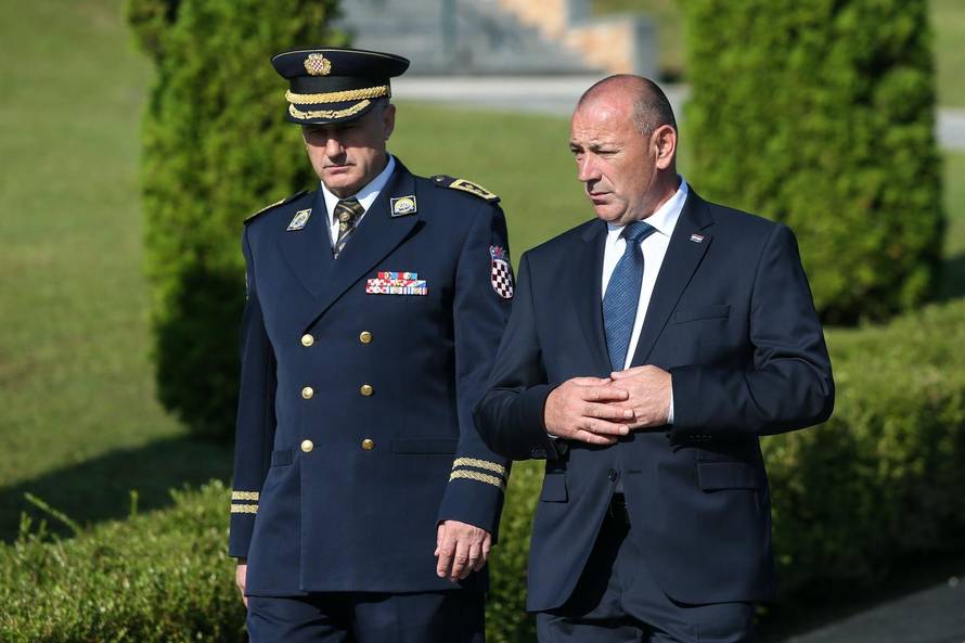 Zagreb: Tomo Medved i Å½eljko Reiner poloÅ¾ili vijence na groblju Gaj urni - Krematorij