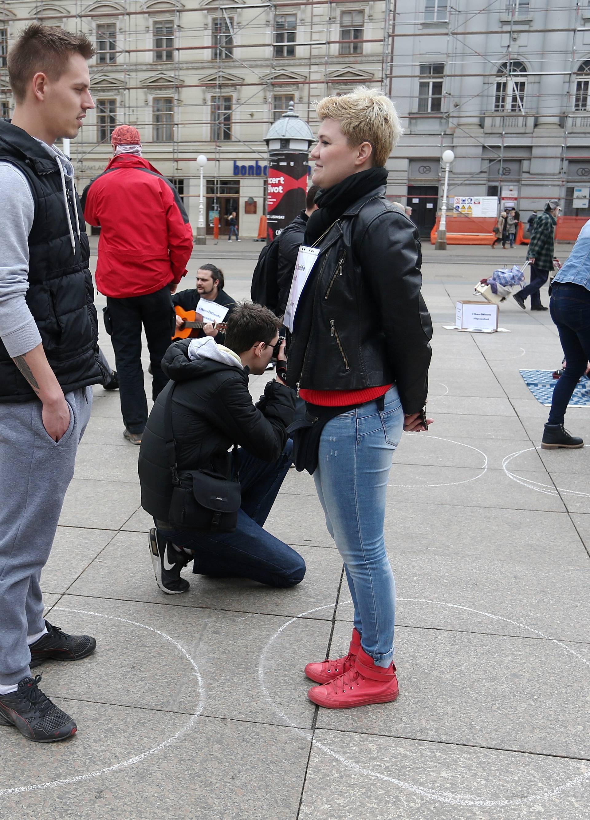 Neobičan eksperiment na Trgu: Potpuni stranci se gledali u oči