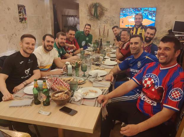 FOTO Ivan Rakitić dobio tortom u lice! Fotke s rođendana su hit