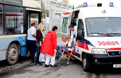 U sudaru autobusa ZET-a i kamiona ozlijeđena putnica