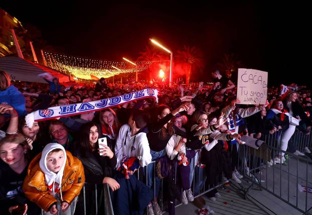 Vatreni Stigli u Split, dočekalo ih tisuće navijača