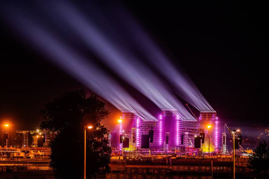 Zagreb: Spektakularna svjetlosna proba na Hipodromu uoči Thompsonovog koncerta
